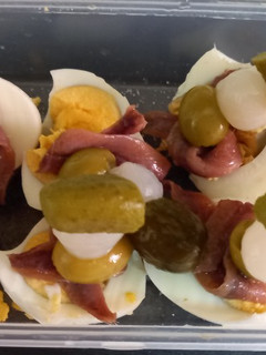 Una foto de Bocaditos de huevo con agrios y anchoas