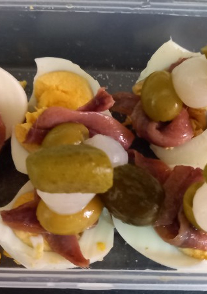 Una foto de Bocaditos de huevo con agrios y anchoas