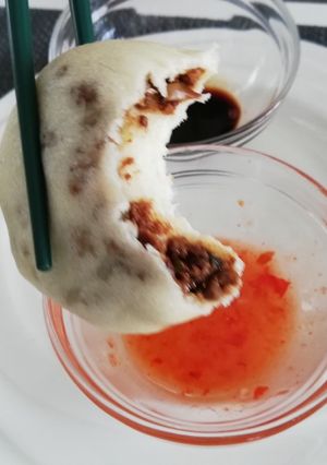 A picture of Bao buns with spicy filling.