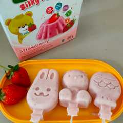 Es krim smooth Strawbery 🍓(untuk bayi yg sedang Tumgi) রেসিপির প্রধান ছবি