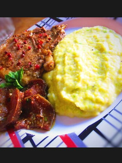 Una foto de Costeletas de cerdo, puré de verduras y berenjenas al escabeche!