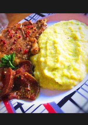 Una foto de Costeletas de cerdo, puré de verduras y berenjenas al escabeche!