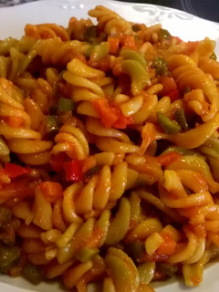 Una foto de Espirales de pasta con salsa de verduras