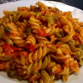 
  Espirales de pasta con salsa de verduras
