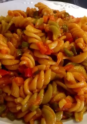 Una foto de Espirales de pasta con salsa de verduras