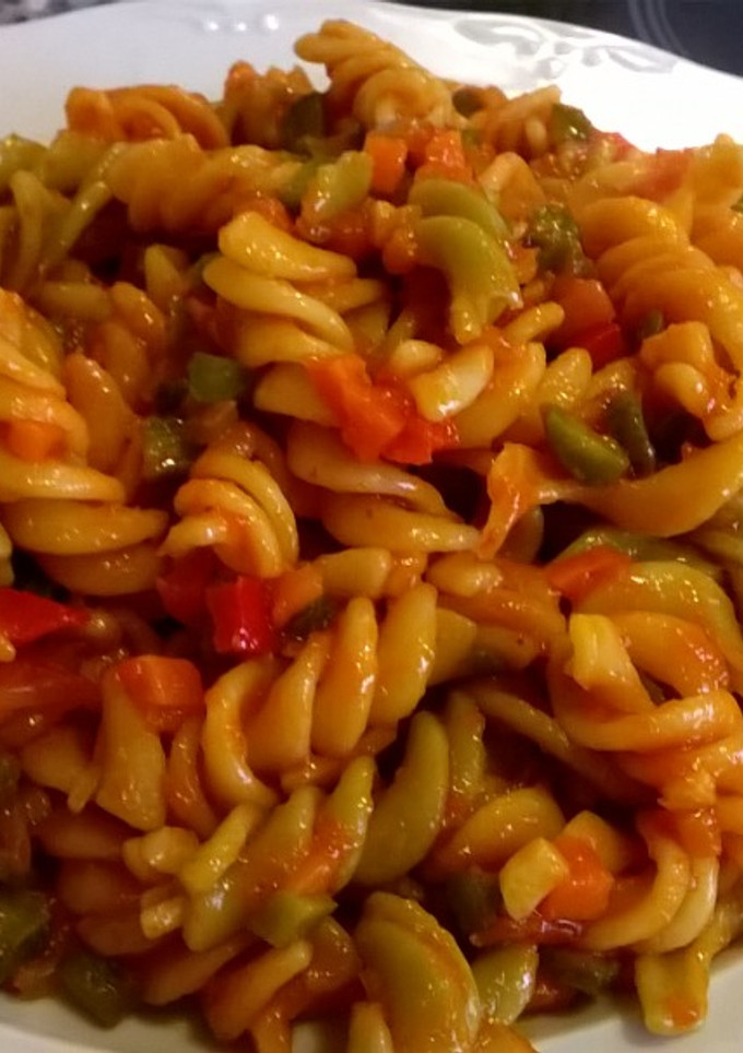 Una foto de Espirales de pasta con salsa de verduras
