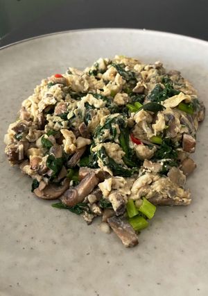 Foto resep Telur Urak-Arik Jamur & Bayam