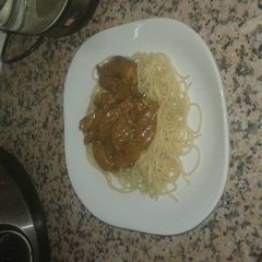 A picture of Spaghetti & steak.