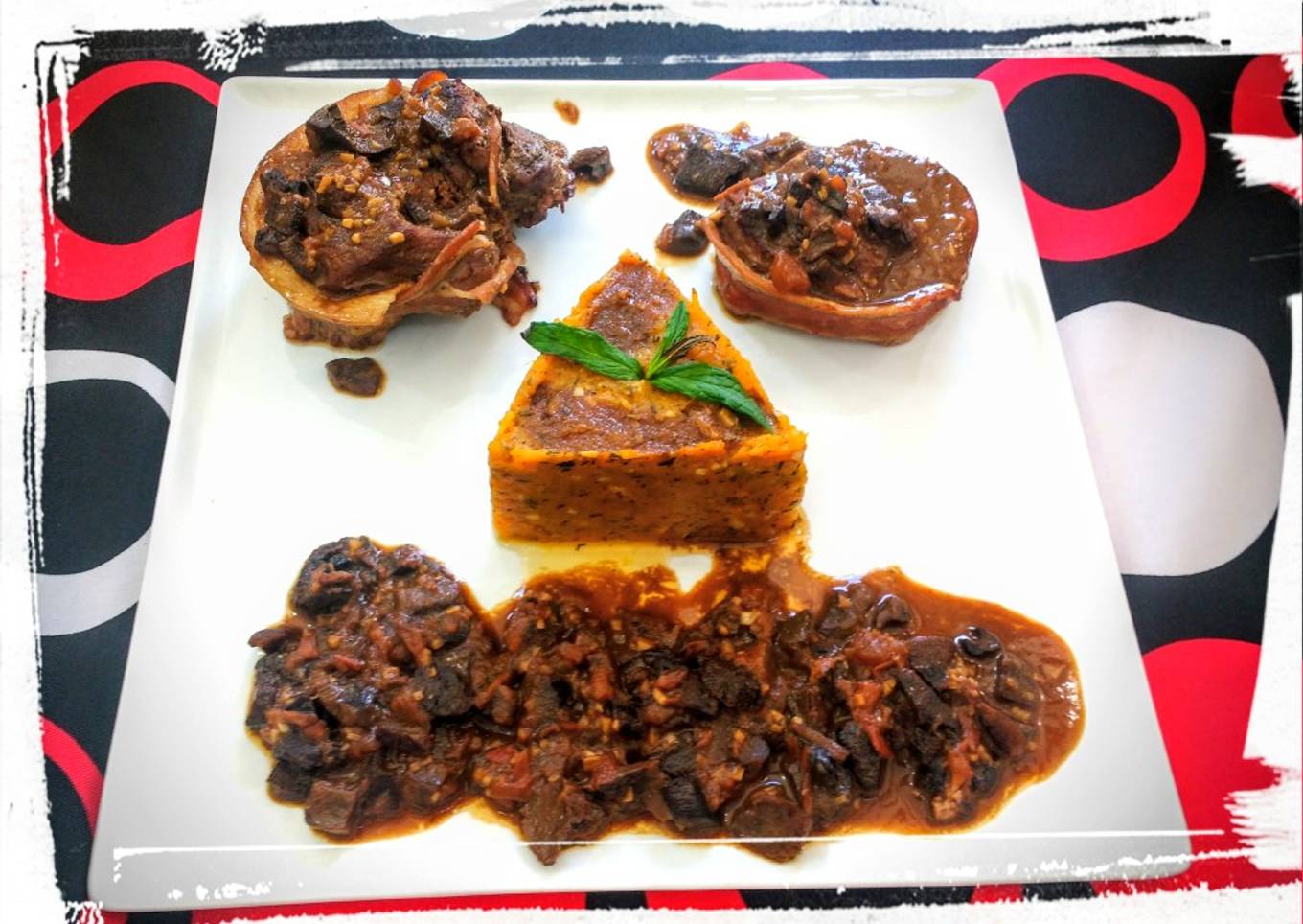 Medallón con Salsa del Bosque y Puré de Calabaza