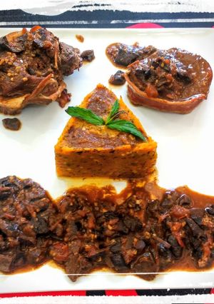 Una foto de Medallón con Salsa del Bosque y Puré de Calabaza