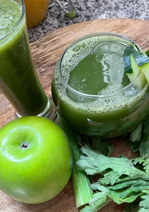 Une photo de Celery 🍃cucumber 🥒Apple 🍏juice 🍹