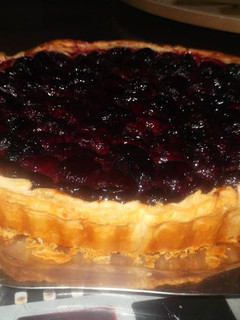 Una foto de Tarta de cerezas con crema pastelera y hojaldre