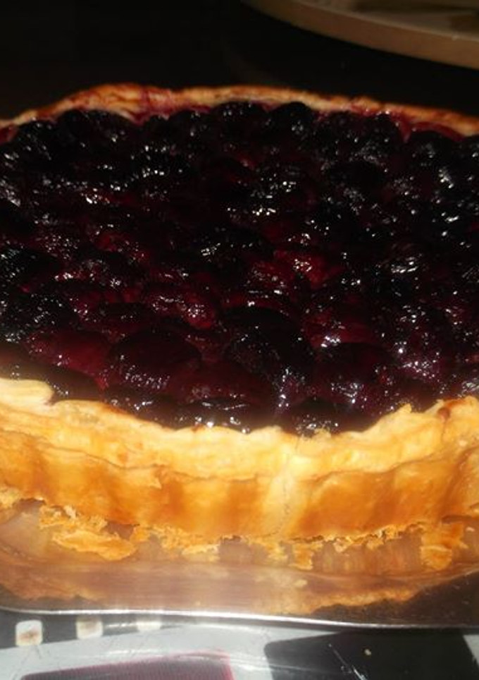 Una foto de Tarta de cerezas con crema pastelera y hojaldre