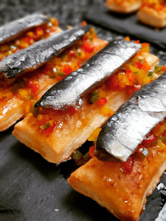 Una foto de Hojaldre de sardina marinada en pomelo con salsa criolla