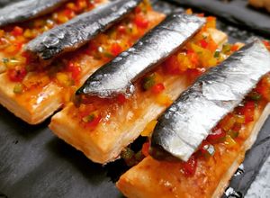 Foto principal de Hojaldre de sardina marinada en pomelo con salsa criolla