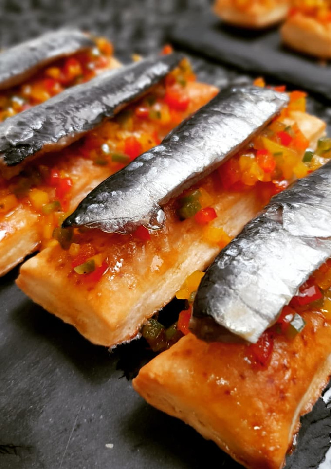 Una foto de Hojaldre de sardina marinada en pomelo con salsa criolla