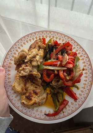 Una foto de Pechuga a la plancha con verduras asadas