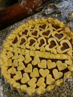 Una foto de Pasta frola corazón con membrillo y dulce de leche