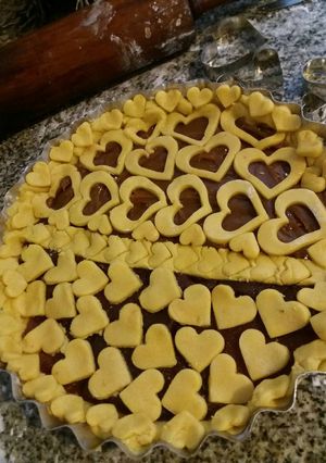 Una foto de Pasta frola corazón con membrillo y dulce de leche