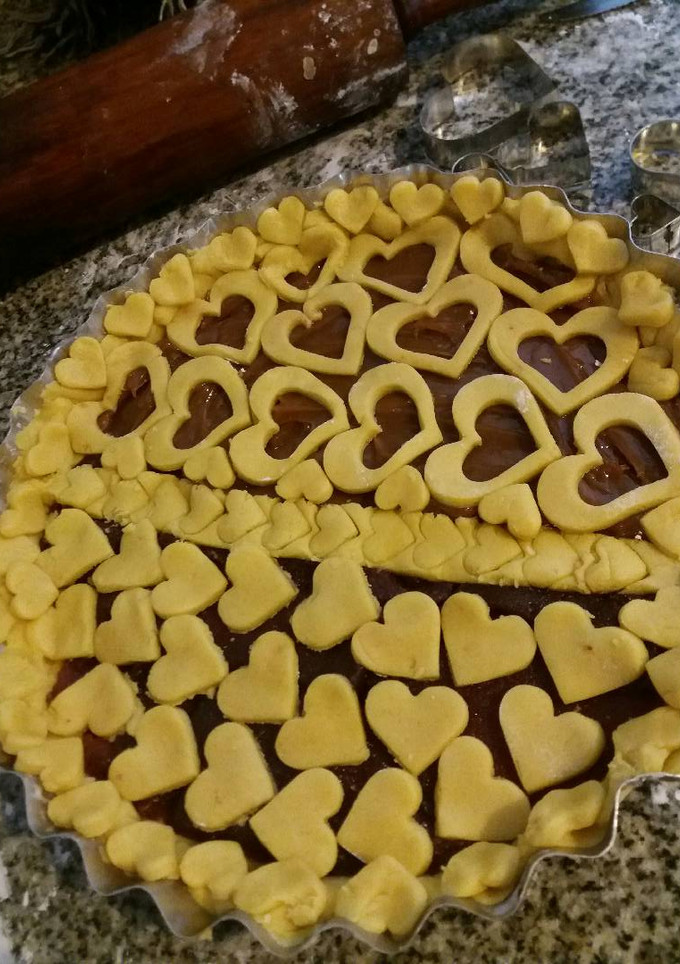 Una foto de Pasta frola corazón con membrillo y dulce de leche