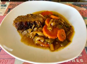 Una foto de Plateada al horno con verduras