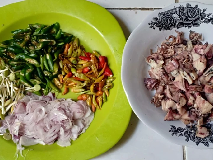 Cara Simple Menyiapkan Resep  Cumi asin pedas manis yang Sempurna, Enak