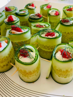 Füstölt pisztráng uborkatekercsben recept fotója