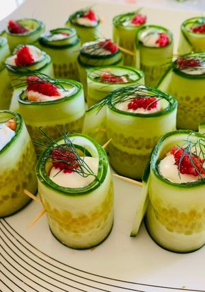 Füstölt pisztráng uborkatekercsben recept fotója