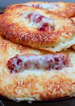 Virslis csónak, sajtágyban forgatva, ketchuppal és mustárral bolondítva – Remek vendégváró ötlet recept fotója