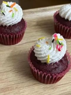 રેડ વેલ્વેટ કપકેક (Red Velvet Cupcake Recipe In Gujarati) રેસીપી મુખ્ય ફોટો
