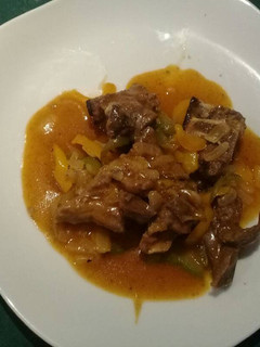A picture of Onion beef stew and green pepper.