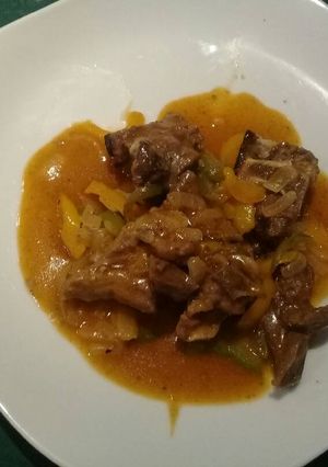 A picture of Onion beef stew and green pepper.