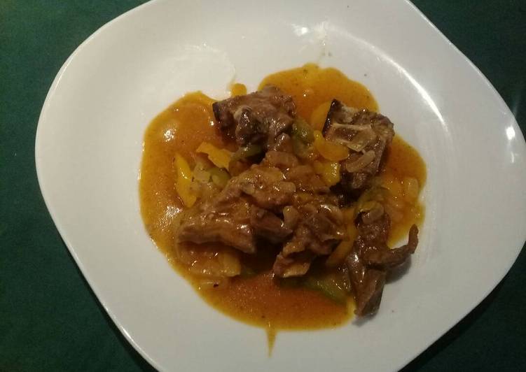 Onion beef stew and green pepper