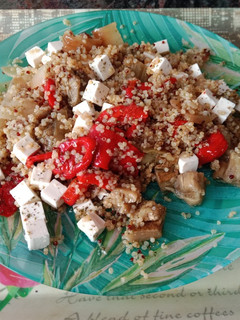 Una foto de Verduras asadas con quinoa y queso