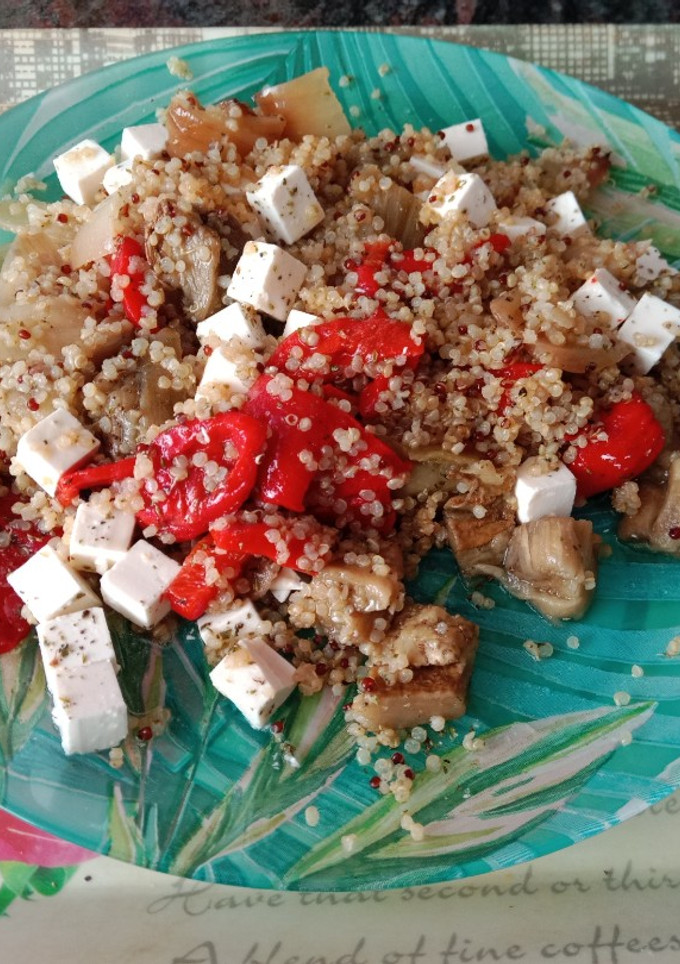 Una foto de Verduras asadas con quinoa y queso