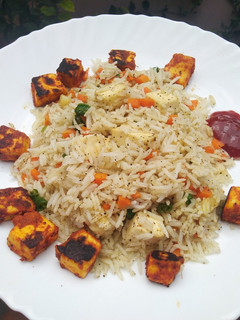 எளிமையான வெஜ் பன்னீர் பிரைடு ரைஸ்(Easy veg and Paneer fried rice recipe in tamil) செய்முறை முக்கிய புகைப்படம்