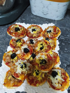 صورة لوصفة ميني بيتزا 🍕 رائعة بحشوة إقتصادية