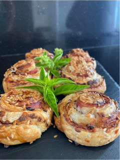 Foto principal de Rollitos de hojaldre con jamón de York y queso 🧀