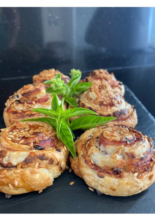 Una foto de Rollitos de hojaldre con jamón de York y queso 🧀
