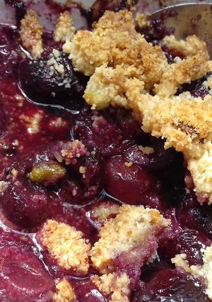 Une photo de Crumble cerises et pistaches