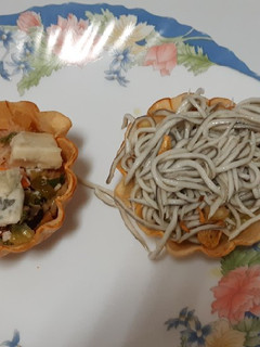 Una foto de Tartaletas de guacamole con gulas y de ensalada con gorgonzola