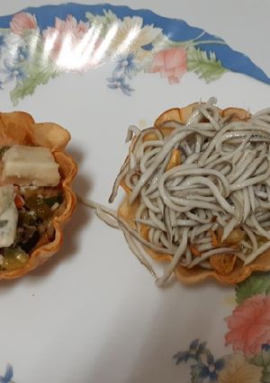 Foto principal de Tartaletas de guacamole con gulas y de ensalada con gorgonzola