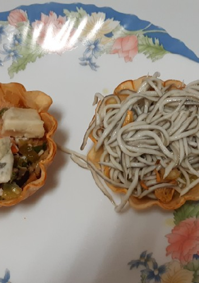 Una foto de Tartaletas de guacamole con gulas y de ensalada con gorgonzola