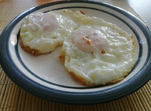 Una foto de Huevos fritos con la yema bien cocida