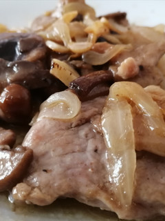 Una foto de Solomillo de cerdo con setas y cebolla al brandy