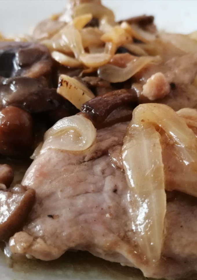 Una foto de Solomillo de cerdo con setas y cebolla al brandy