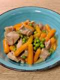 Wok de pavo con guisantes y zanahorias baby en salsa a la pimienta verde