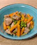 Wok de pavo con guisantes y zanahorias baby en salsa a la pimienta verde
