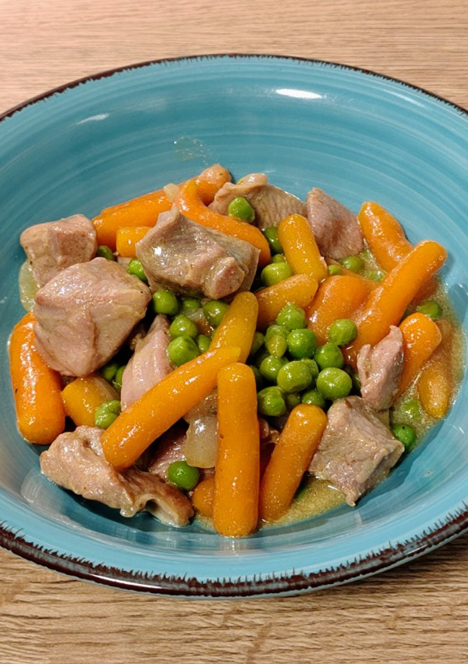 Una foto de Wok de pavo con guisantes y zanahorias baby en salsa a la pimienta verde