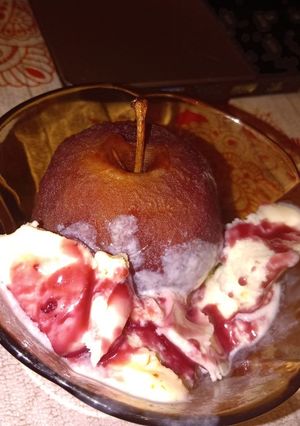 Una foto de Manzana al vino tinto con helado de crema